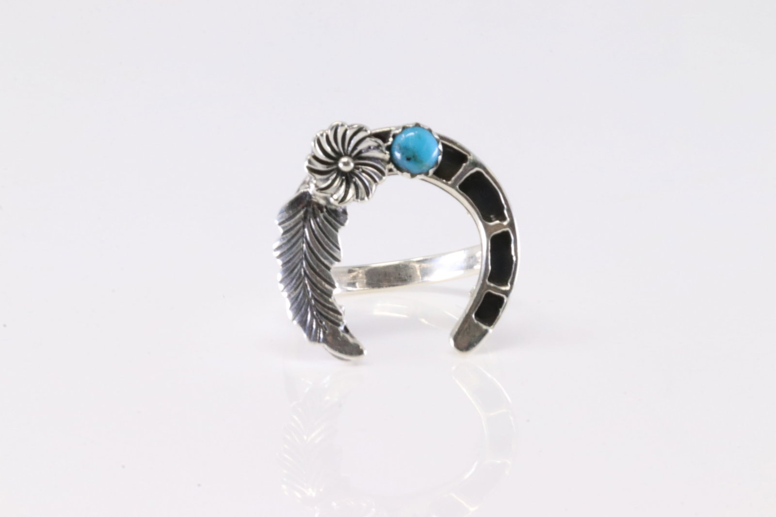 America Sterling Silver Turquoise Ring.: This is a America Sterling Silver Turquoise Ring. Ring Size: 5.50.