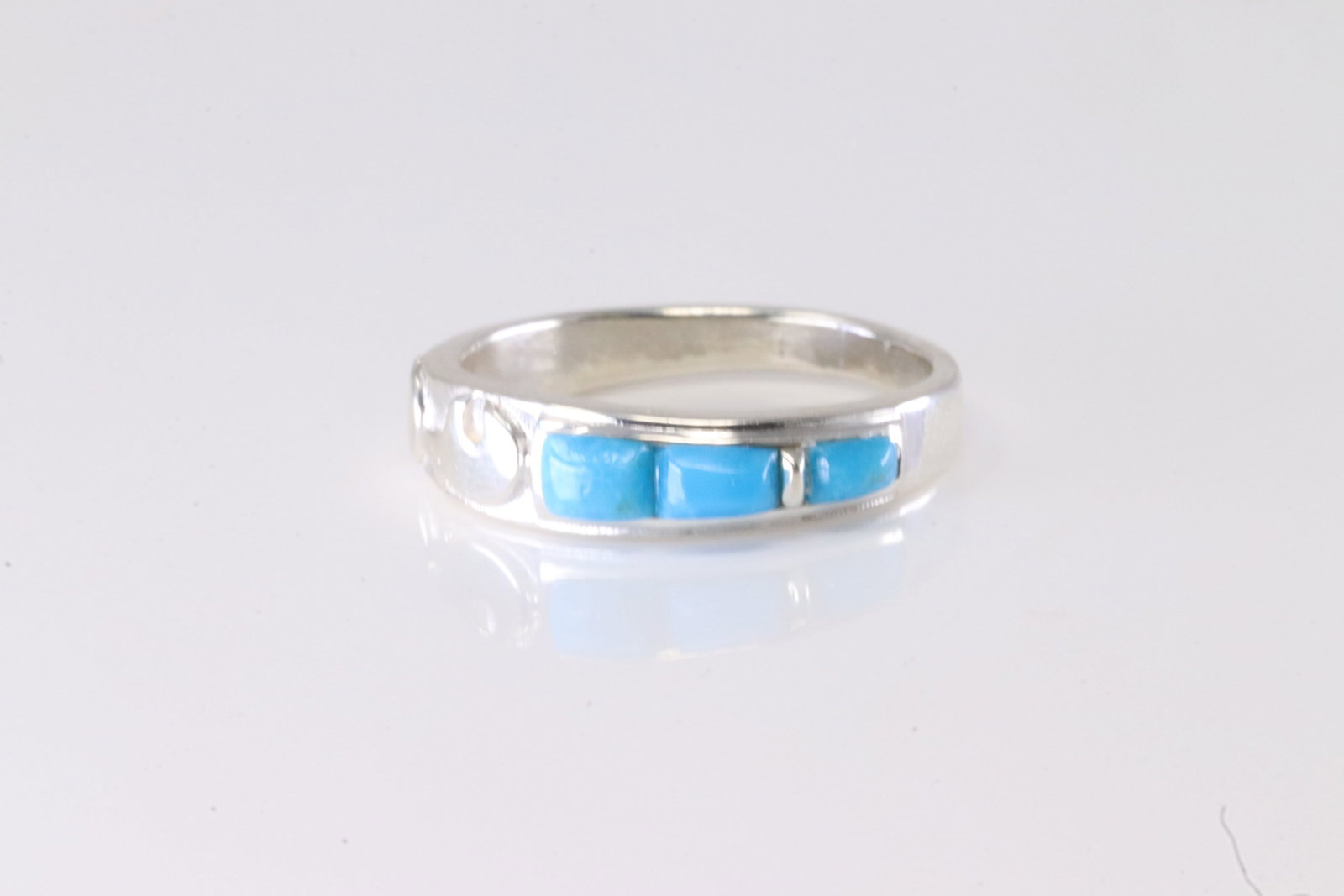 Native America Navajo Sterling Silver Turquoise Ring.: This is a Native America Navajo Sterling Silver Turquoise Ring. Ring Size: 8.00.