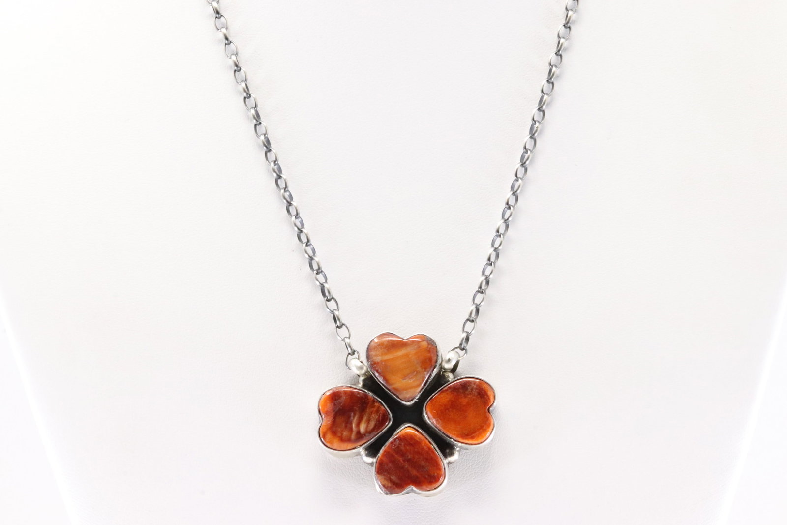 Native America Navajo Sterling Silver Spiny Oyster Necklace By Donovan Skeet.: This is a Native America Navajo Sterling Silver Spiny Oyster Necklace By Donovan Skeet. Stamp Donovan Skeet. Necklace length: 18.00"