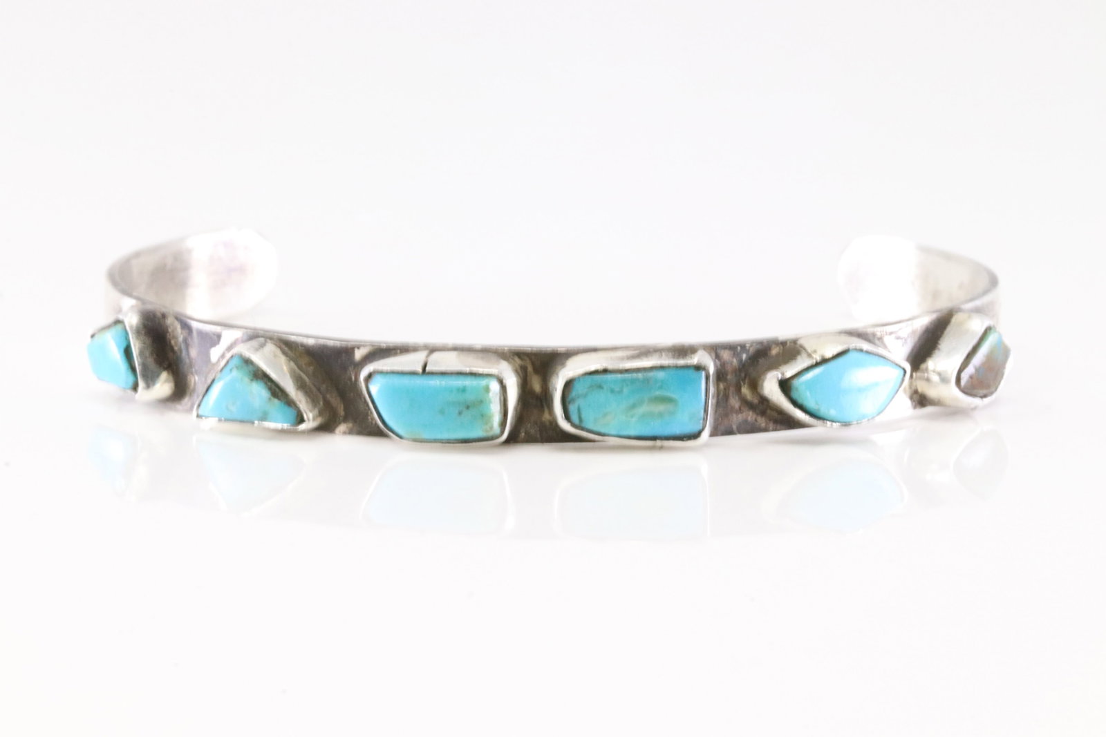 Native America Zuni Sterling Silver Turquoise Bracelet Cuff By Jude Candelaria.: This is a Native America Zuni Sterling Silver Turquoise Bracelet Cuff By Jude Candelaria. Stamp Jude Candelaria.
