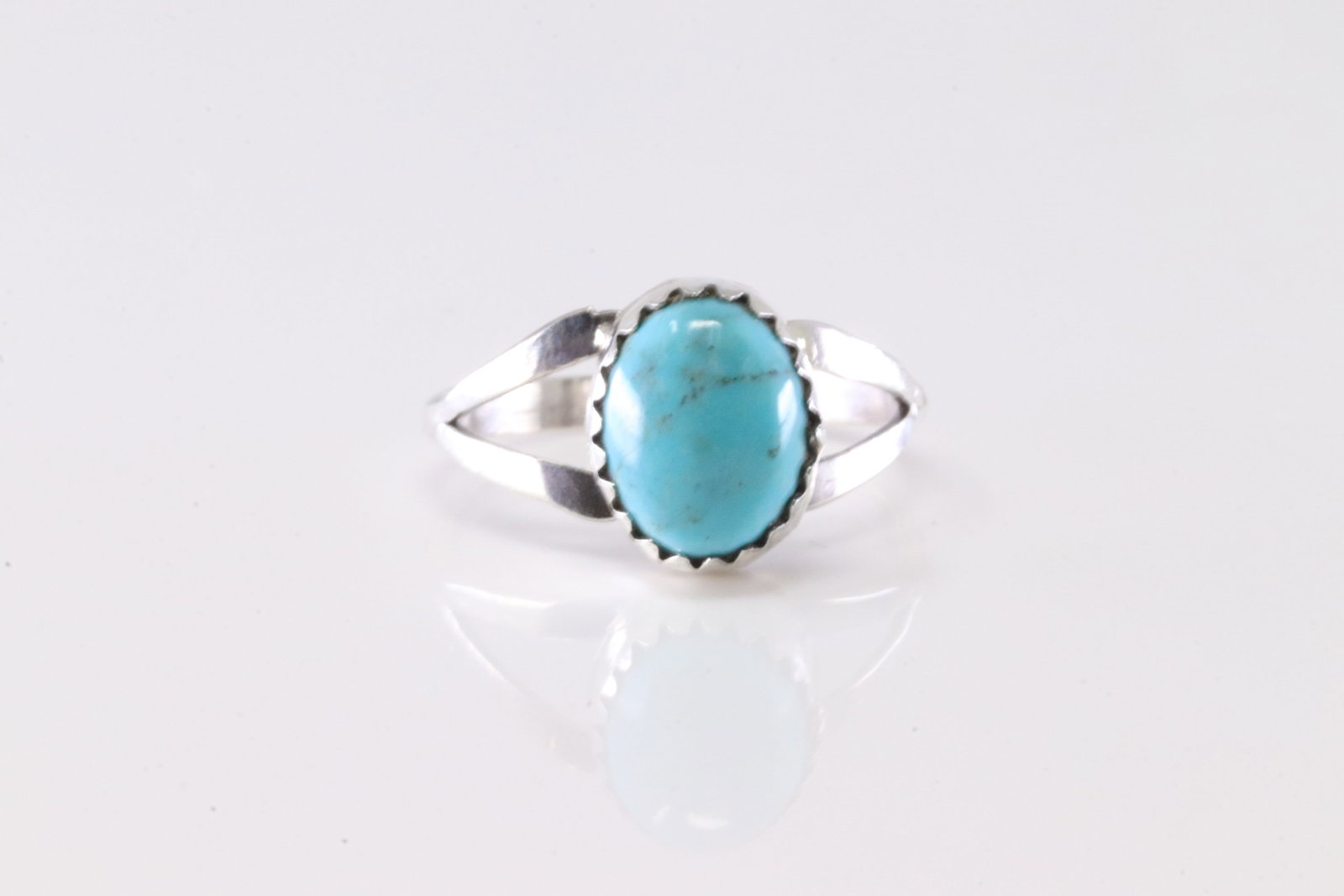 America Sterling Silver Turquoise Ring.: This is a America Sterling Silver Turquoise Ring. Ring Size: 5.50.