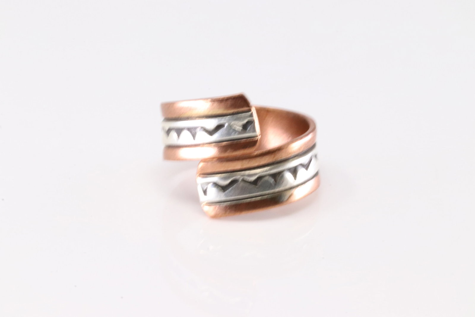 Native America Navajo Sterling Silver & Copper Ring By Wylie Secatero.: This is a Native America Navajo Sterling Silver & Copper Ring By Wylie Secatero. Stamp Wylie Secatero. Ring Size: 9.00.
