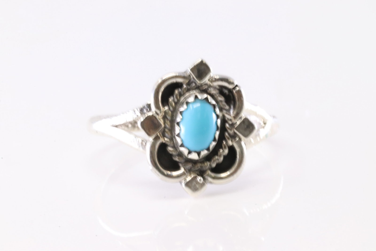 America Sterling Silver Turquoise Ring.: This is a America Sterling Silver Turquoise Ring. Ring Size: 9.00.