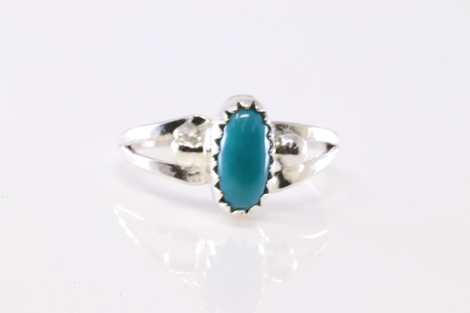 America Sterling Silver Turquoise Ring.: This is a America Sterling Silver Turquoise Ring. Ring Size: 5.00.