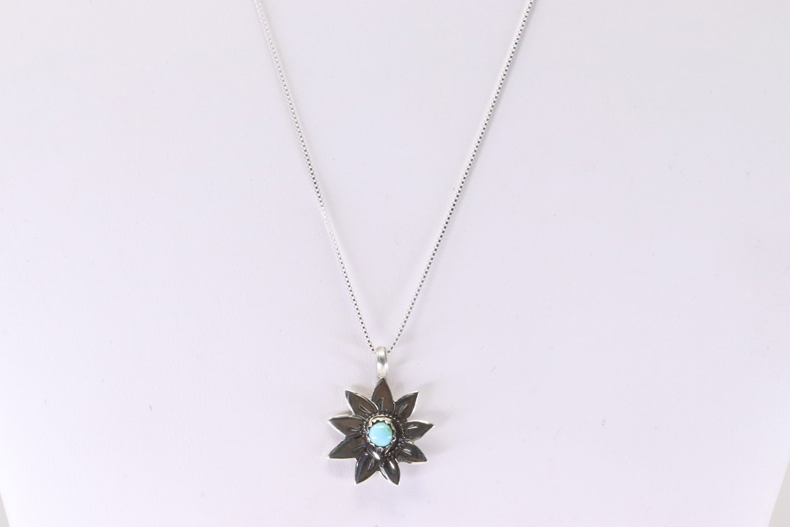 America Sterling Silver Turquoise Sun Pendant with A 925 Necklace.: This is a America Sterling Silver Turquoise Sun Pendant with A 925 Necklace. Necklace Length: 18.00.