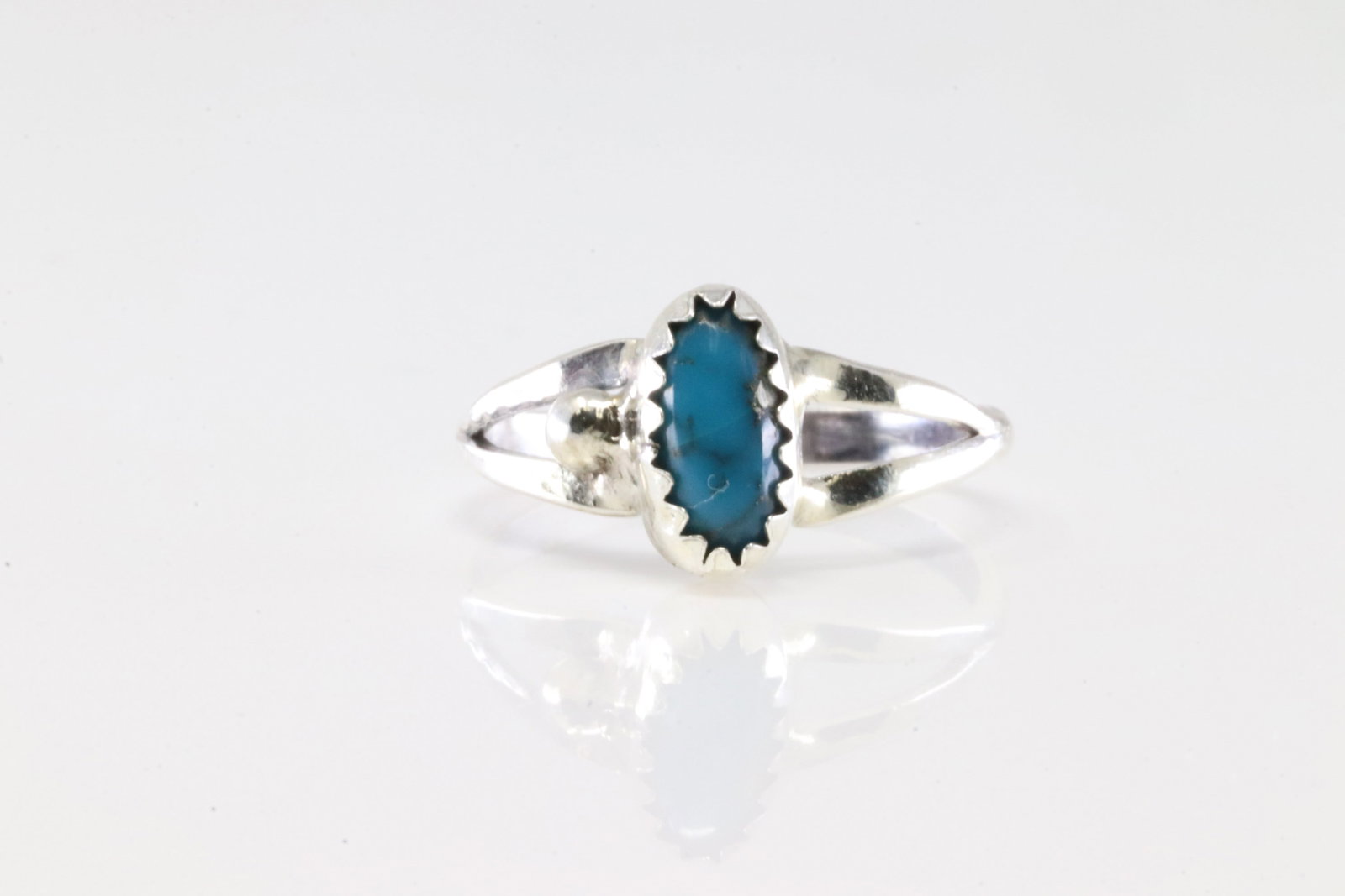 America Sterling Silver Turquoise Ring.: This is a America Sterling Silver Turquoise Ring. Ring size: 4.50.