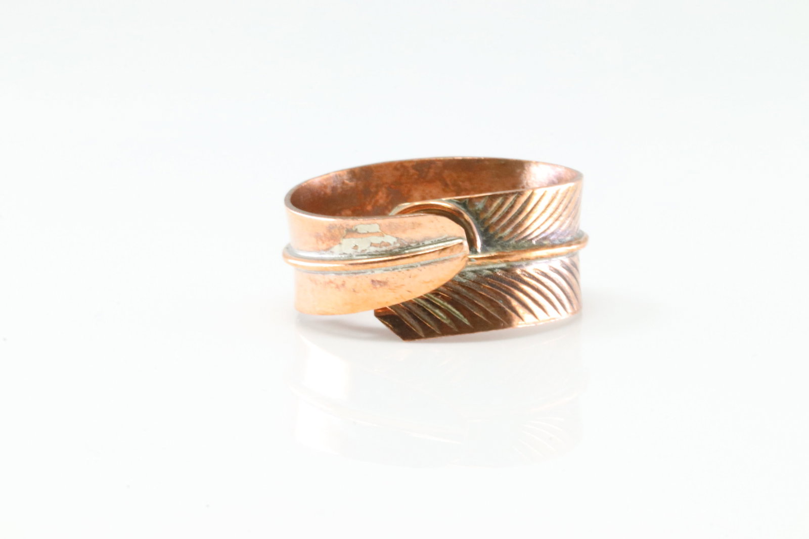 Native America Navajo Copper Feather Ring By Aaron Davis.: This is a Native America Navajo Copper Feather Ring By Aaron Davis. Ring size: 6.00.