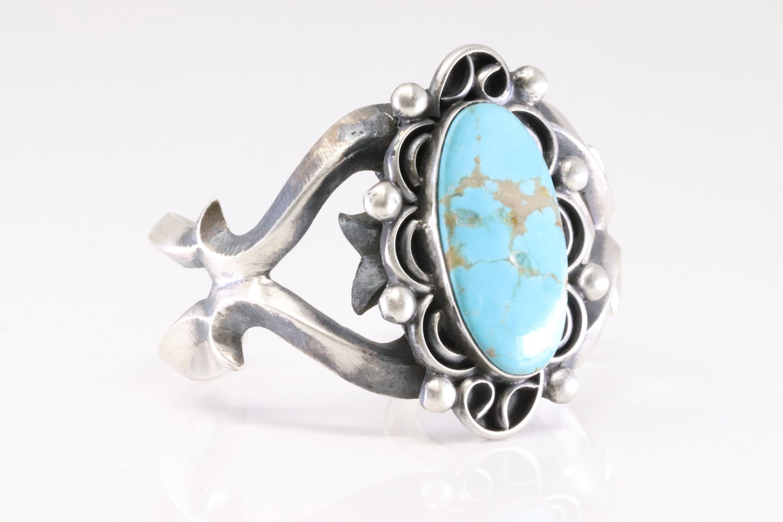 Native America Navajo Sterling Silver Kingman Turquoise Bracelet Cuff By Chimney Butte.: This is a Native America Navajo Sterling Silver Kingman Turquoise Bracelet Cuff By Chimney Butte.