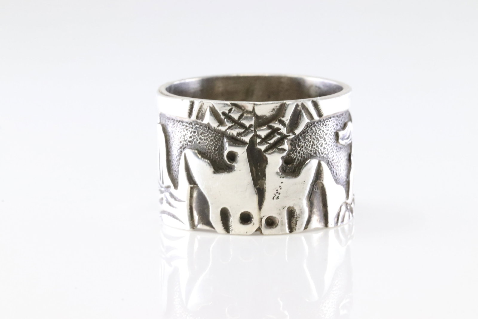 Native America Navajo Sterling Silver Turquoise Ring By SE.: This is a Native America Navajo Sterling Silver Turquoise Ring By SE. Stamp SE. Ring Size: 7.50.