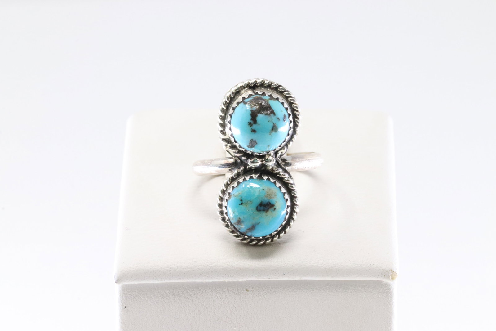 America Sterling Silver Turquoise Ring.: This is a America Sterling Silver Turquoise Ring. Ring Size: 9.00.