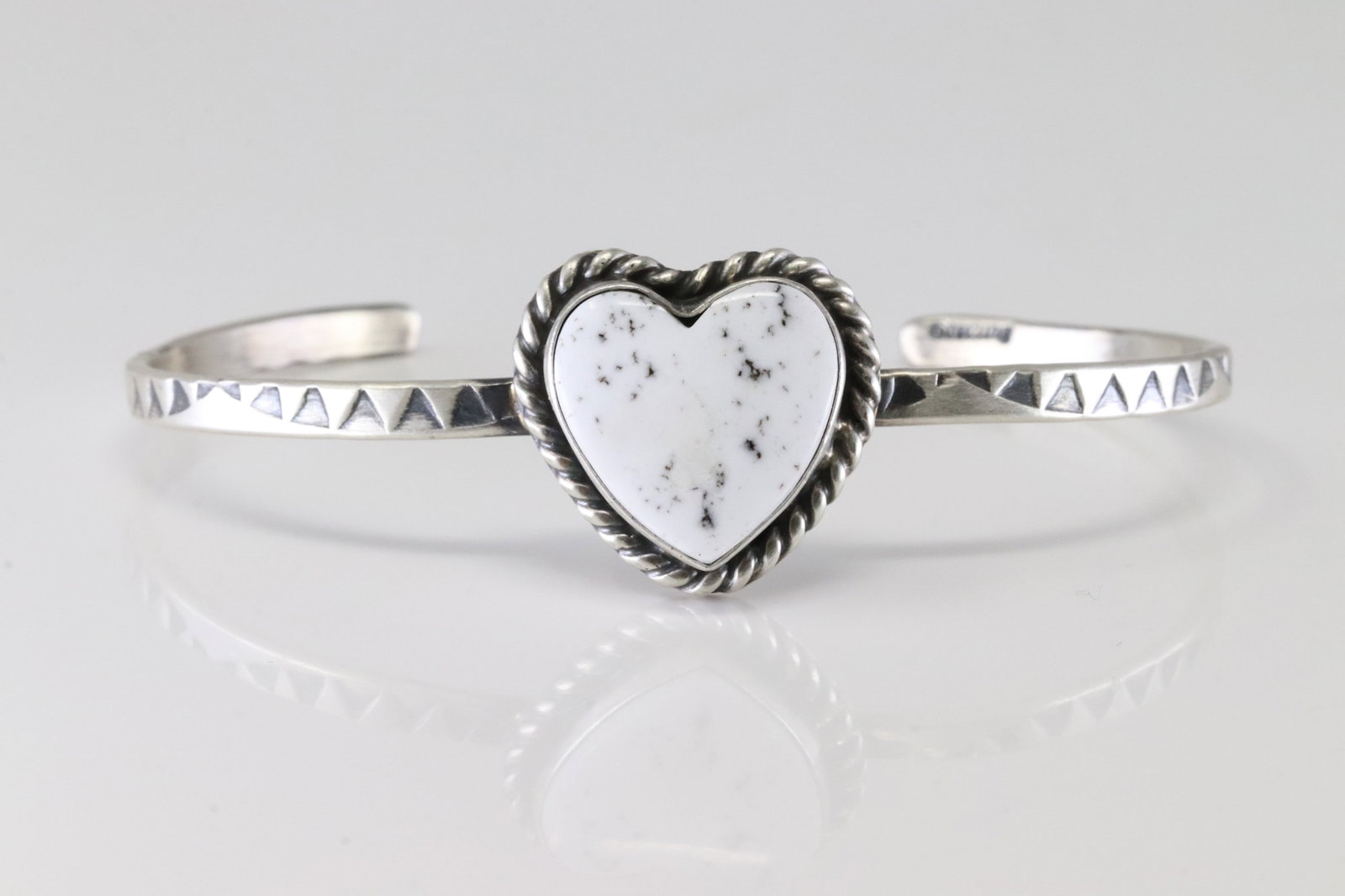 Native America Navajo Sterling Silver Kingman Turquoise Bracelet Cuff By Reed Charley.: This is a Native America Navajo Sterling Silver Kingman Turquoise Bracelet Cuff By Reed Charley. Stamp RC.