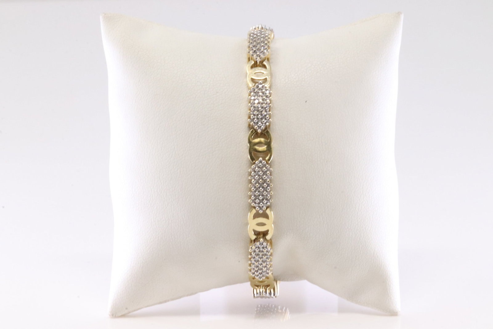 Elegant Diamond Bracelet 14Kt.: 14Kt Yellow Gold Diamond Bracelet. This Elegant Bracelet has Approx of 200 Brilliants Diamonds. Diamonds weight approx: 3ctw.Bracelet length: 8.00" Total weight: 16.36 Grams.