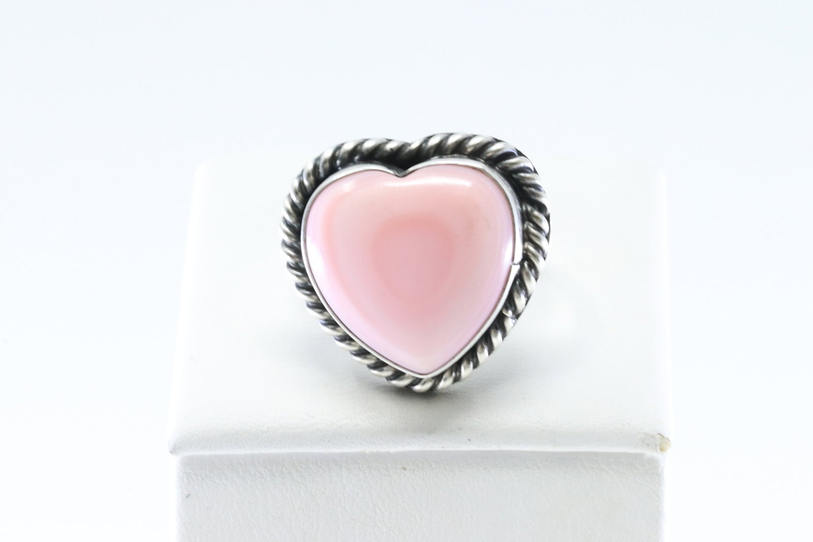 Native America Navajo Sterling Silver Pink Conch Shell Heart Ring By L.Chee.: This is a Native America Navajo Sterling Silver Pink Conch Shell Heart Ring By L.Chee. Ring size: 6.25.