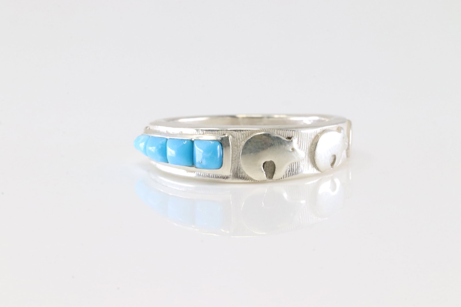 America Sterling Silver Turquoise Ring.: This is a America Sterling Silver Turquoise Ring. Ring Size: 6.00.