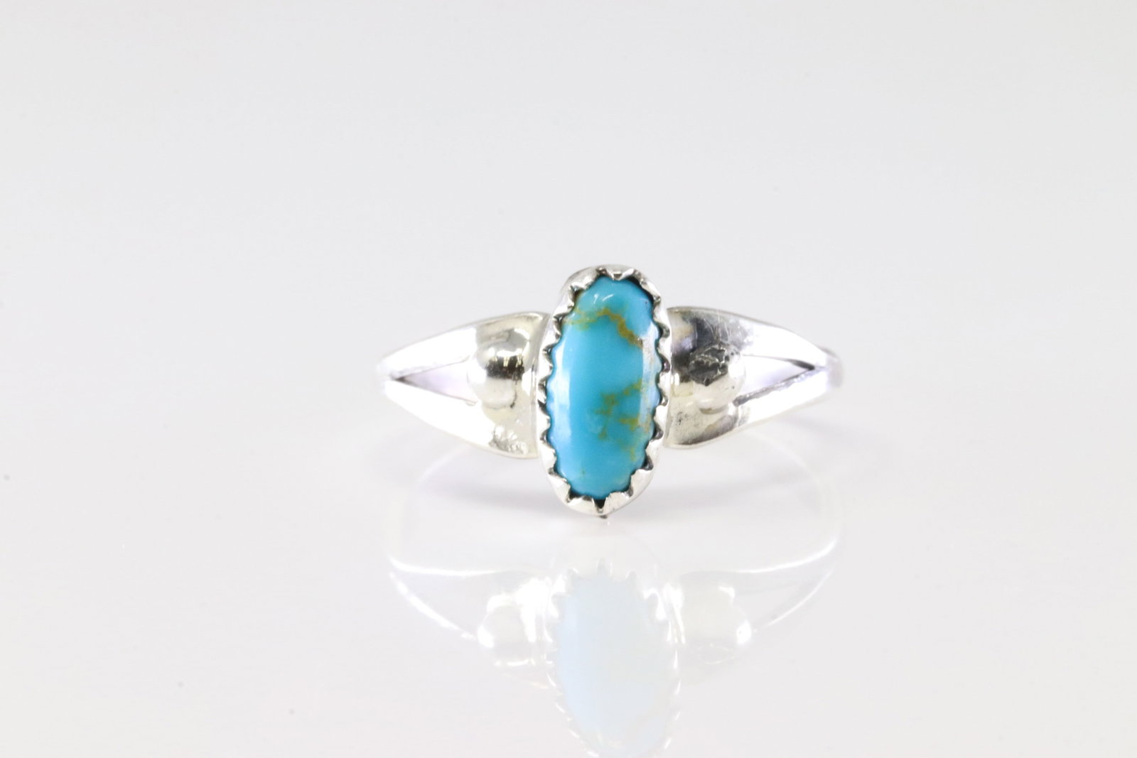 America Sterling Silver Turquoise Ring.: This is a America Sterling Silver Turquoise Ring. Ring size: 5.00.