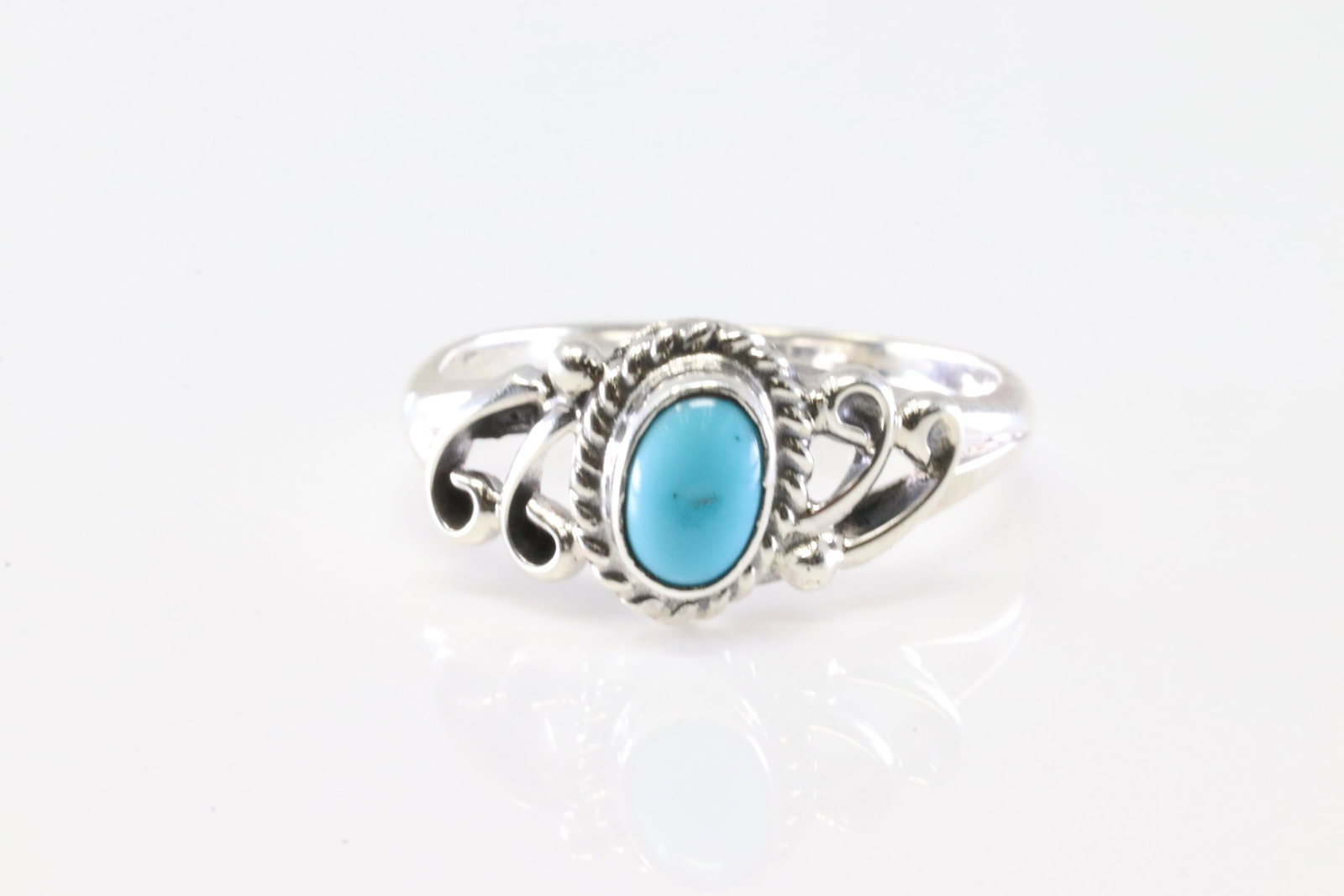 America Sterling Silver Turquoise Ring.: This is a America Sterling Silver Turquoise Ring. Ring size: 6.25.