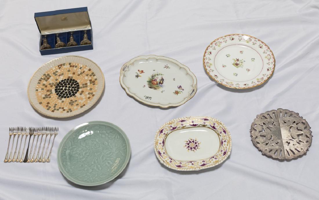 A group lot of table articles (1 of 1)