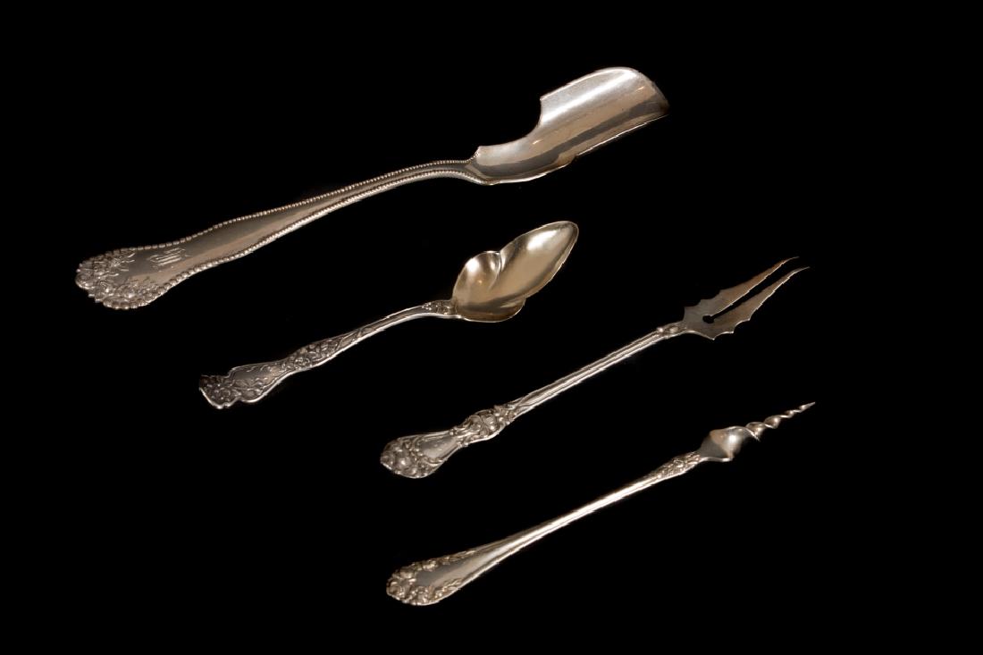 A lot of sterling flatware (1 of 5)