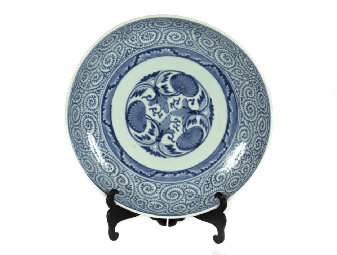 A large Japanese blue and white Imari charger (1 of 3)