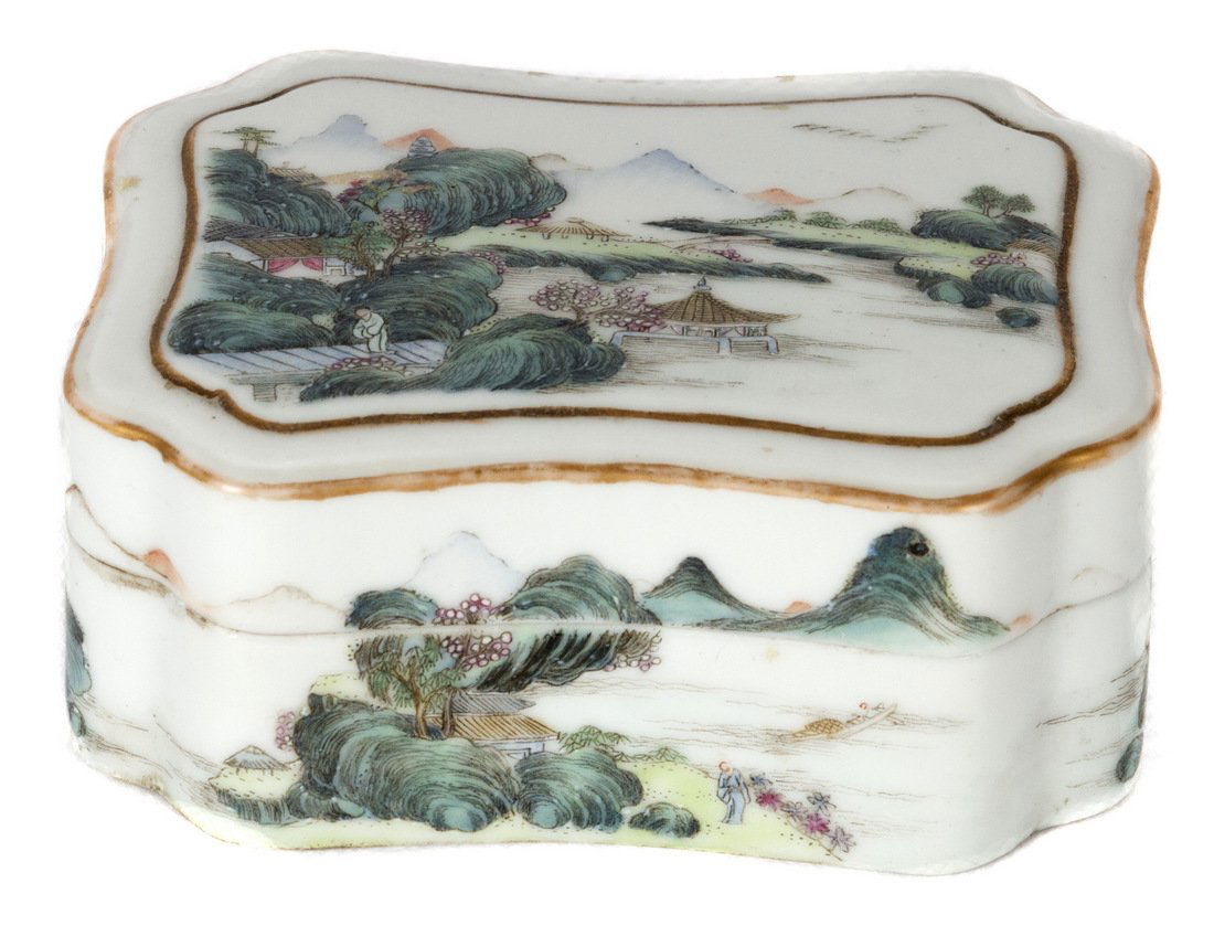 A Chinese famille rose porcelain covered box (1 of 5)