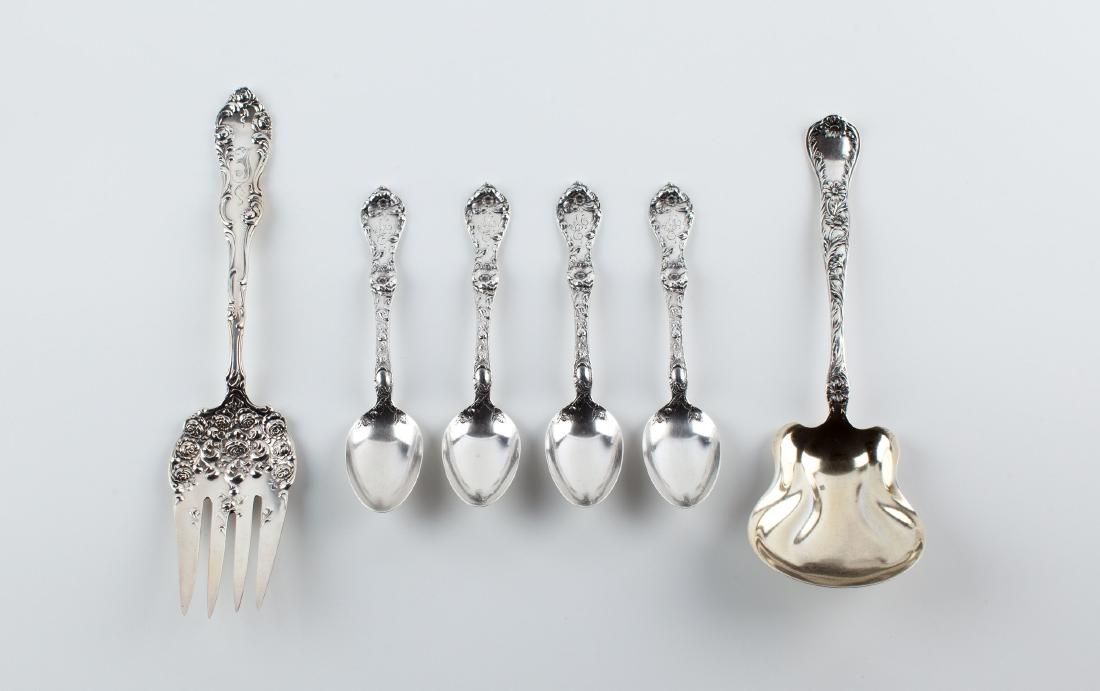 A sterling Gorham Marguerite berry spoon (1 of 5)