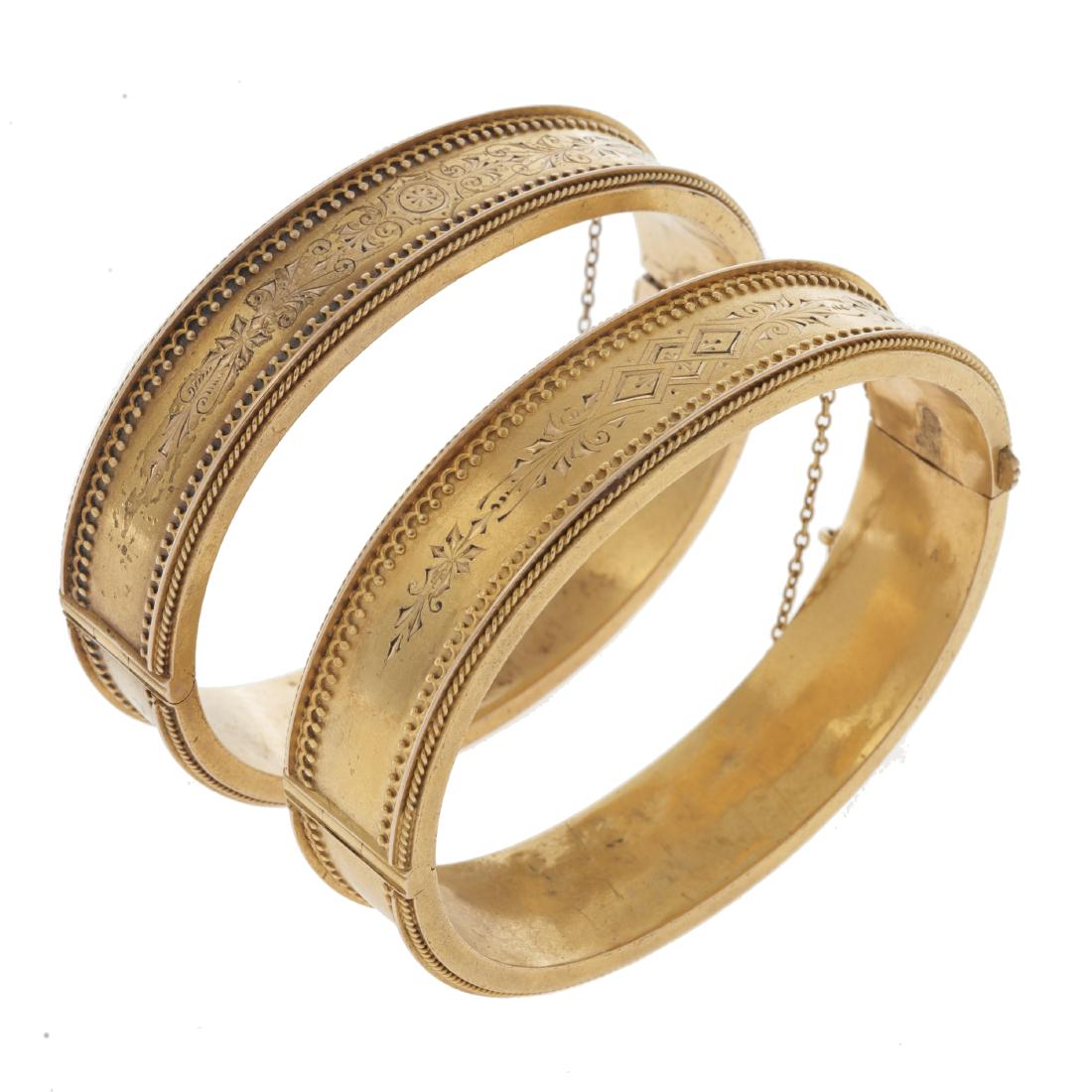 A pair of Victorian gold bracelets (1 of 4)