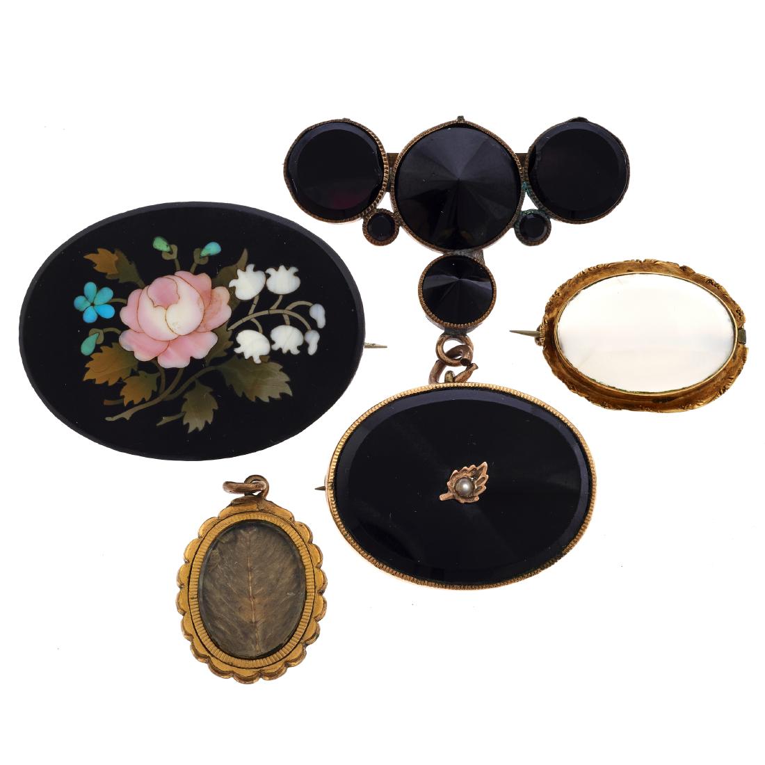 A collection of Victorian jewelry items (1 of 2)
