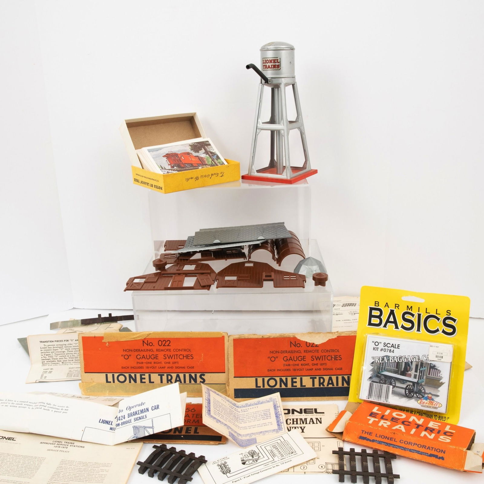 Group Of Fourteen Lionel Post War O Gauge Train Accessories And Rolling Stock, Including ten boxed (1 of 7)