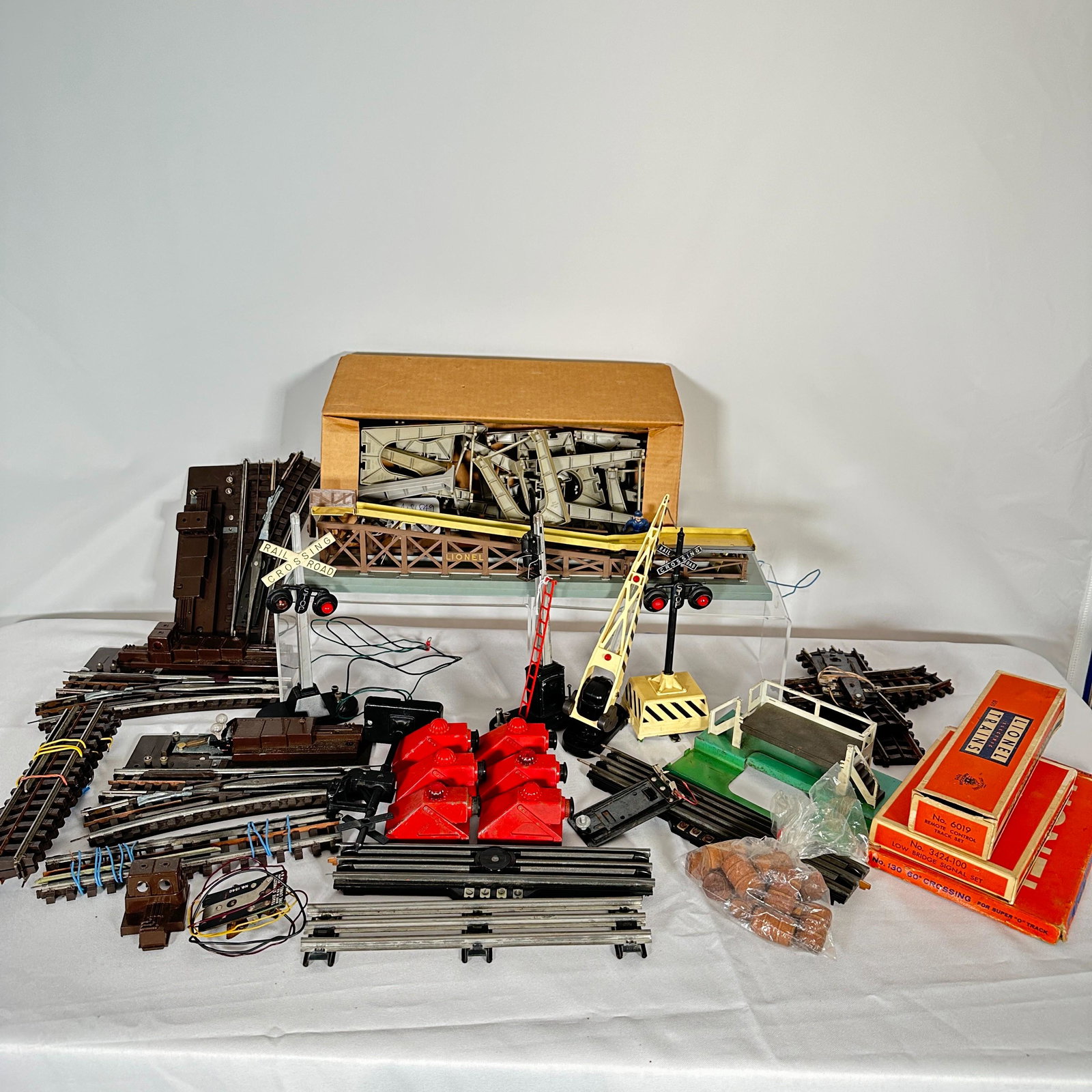 Group Of 23 Post War Lionel O Gauge Accessories (1 of 3)