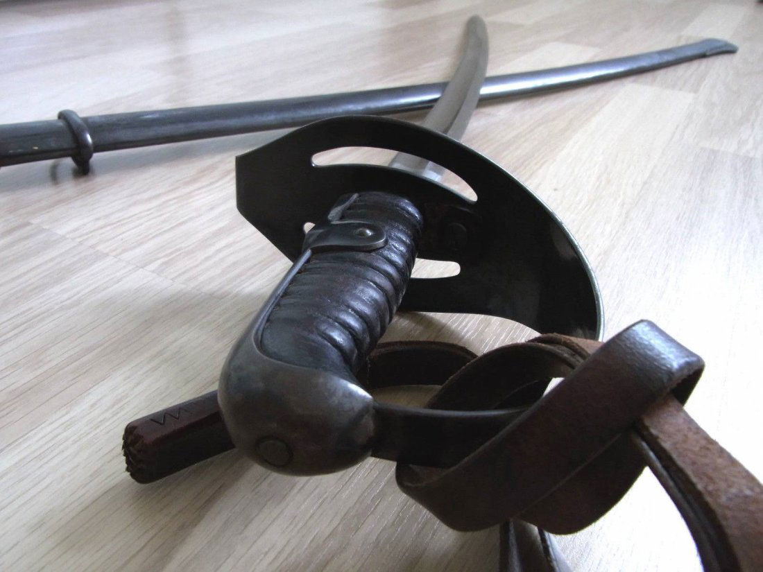 SWISS ANTIQUE ORDONNANZ M. 1896 SABRE: Swiss Ordonnanz Sword. M 1896. F. Hörster, Solingen 1916 dated. Black scabbard. Excellent condition. Length: 100 cm.