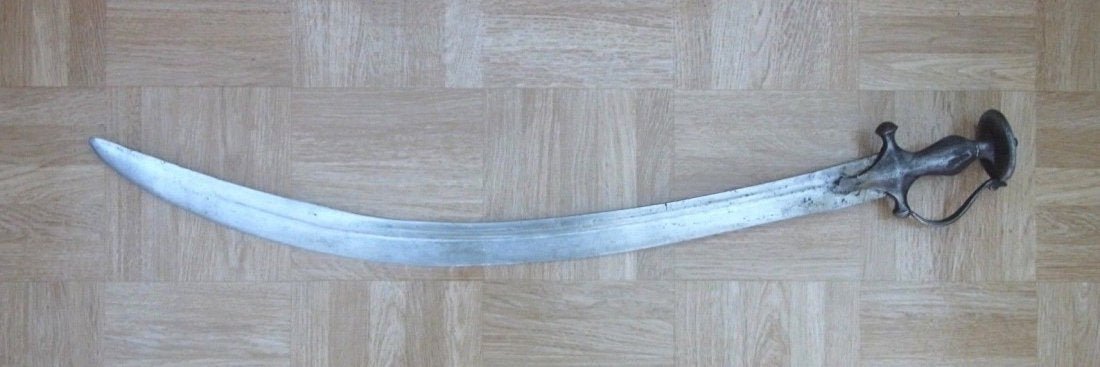 Indo Persian Antique Tulwar Sword: Indo Persian Tulwar Sabre. Damascus steel blade. 16/17 TH C. Length: 80,5 cm