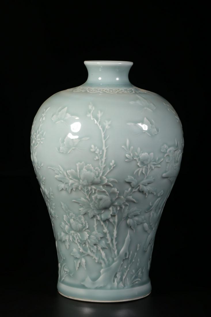 QIANLONG MARK, CHINESE CELADON BIRD VASE (1 of 6)