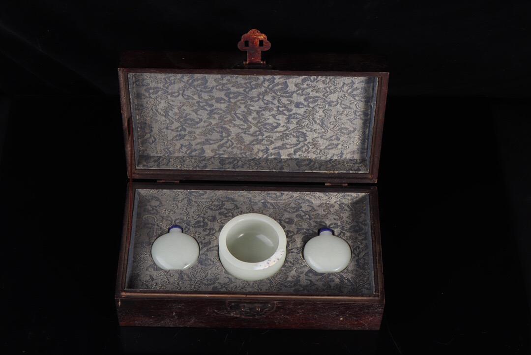 SET OF CHINESE CARVED HETIAN JADE SNUFF BOTTLE (1 of 6)