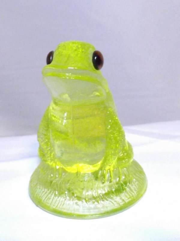 VASELINE FROG WITH GLASS EYES (1 of 7)