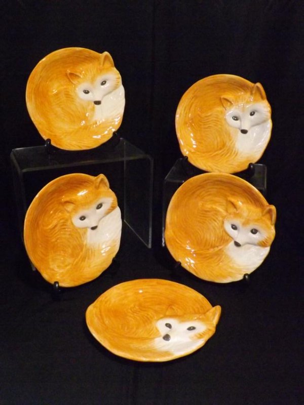 5 FOX PLATES FROM BETTER HOMES & GARDENS: 5 FOX PLATES - APPROX 8 INCHES PLATES - FOXES CURLED - BETTER HOMES AND GARDENS HERITAGE COLLECTION EARTHENWARE