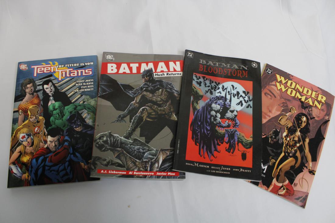 4 DC COMIC TRADE PAPER BACKS (1 of 13)