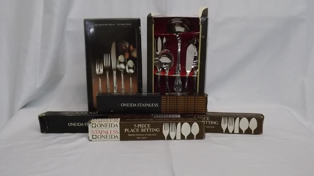 ONEIDA STAINLESS SILVERWARE & HOSTESS SET (1 of 8)