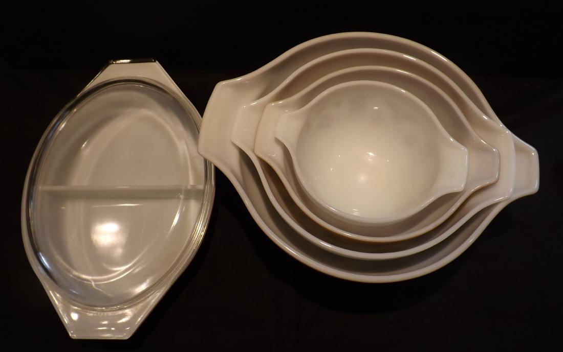 VINTAGE PYREX DISHES (1 of 7)