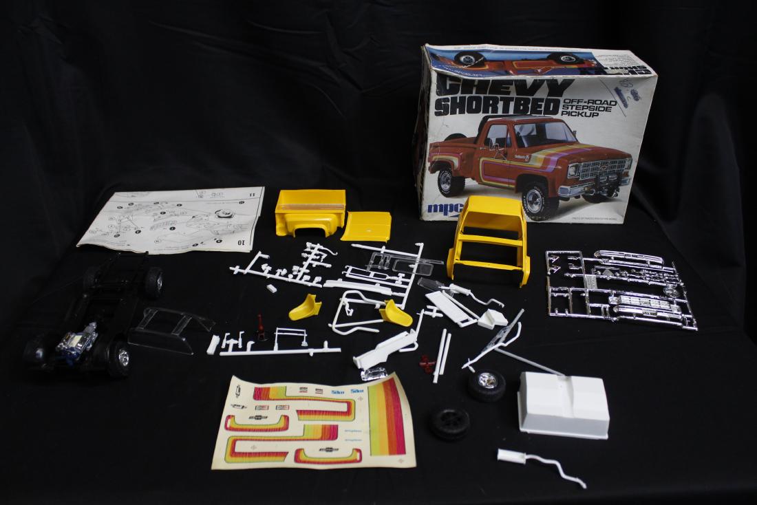 MPC MODEL KIT - CHEVY SHORTBED: - MPC MODEL KIT - CHEVY SHORTBED - 1:25 SCALE - OFF ROAD STEPSIDE PICKUP - INSTRUCTIONS & DECALS - MIGHT BE INCOMPLETE - LOOKS TO HAVE BEEN STARTED - AS IS