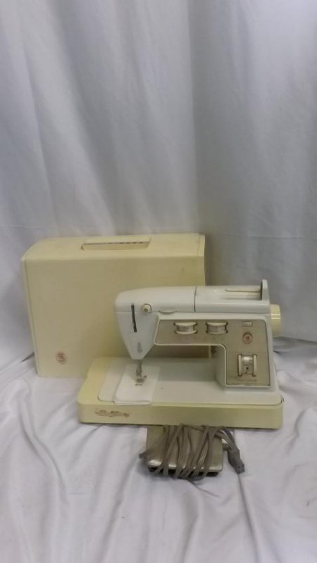 SINGER GOLDEN TOUCH & SEW: SINGER GOLDEN TOUCH & SEW - SEWING MACHINE COMPLETE WITH COVER - GOOD CONDITION - WORKS