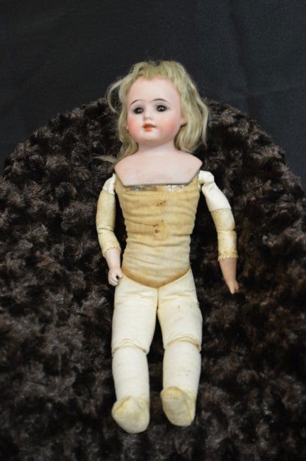 13" Antique Bisque Shoulderhead R 47 - 4/0 DEP (1 of 5)