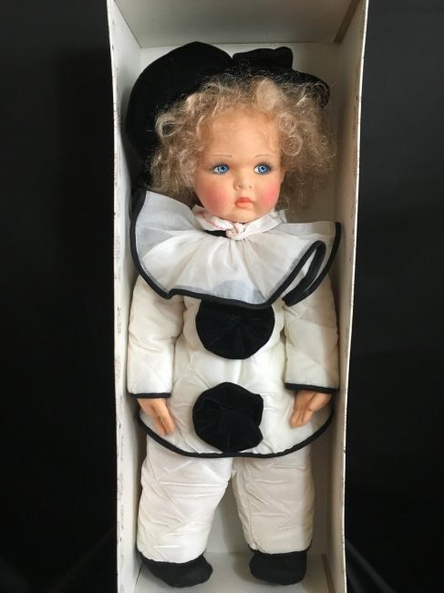 23" Lenci ~ ANILI GRUGNETTO PIERROT ~ in Orginal Box: Magnificent 23" Lenci in the original box. The Pierrot Lenci called "GRUGNETTO" Dates to 1981, made by the daughter of Mme. Lenci. Mint condition. Box has minor imperfections. Ships from Canada.