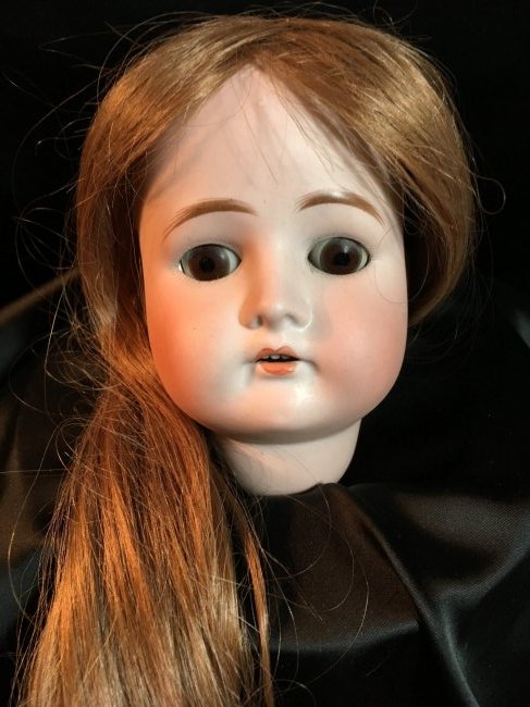 Antique Bisque socket Head (1 of 2)