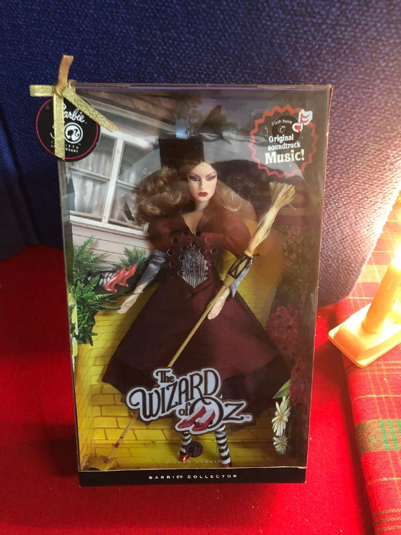 Wizard of Oz Wicked Witch Barbie: Box has minor wear. From collectors series.