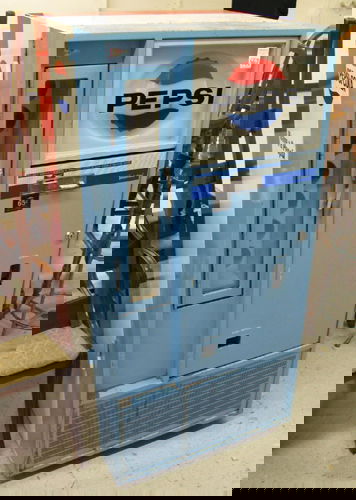 567: VINTAGE PEPSI-COLA VENDING MACHINE, flat-top Vend - Jan 22, 2007