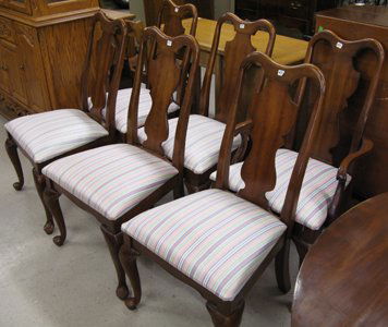 QUEEN ANNE STYLE DINING TABLE AND CHAIR SET, Amer: QUEEN ANNE STYLE DINING TABLE AND CHAIR SET, American made, modern. The set includes an oval extension dining table with one leaf and six matching chairs. The chair set includes five standard side cha