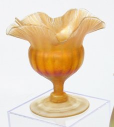 TIFFANY ART GLASS PEDESTAL BOWL. The gold iridesc