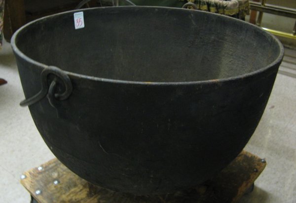 A LARGE CAST IRON CAULDRON, American, late 18th/ea