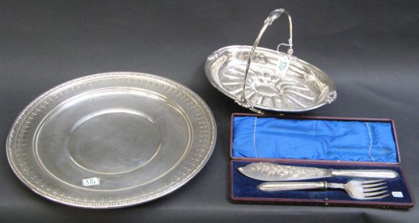 FOUR PIECES SILVER PLATED TABLE ACCESSORIES. Incl: FOUR PIECES SILVER PLATED TABLE ACCESSORIES. Including a two-piece fish set in original velvet lined storage case, the engraved knife with the Silversmith's trademark, R&B (Reed & Barton); an American