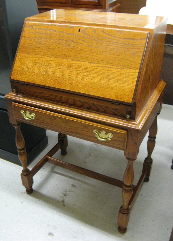 AN OAK SLANT-FRONT WRITING DESK, Lexington Furnit